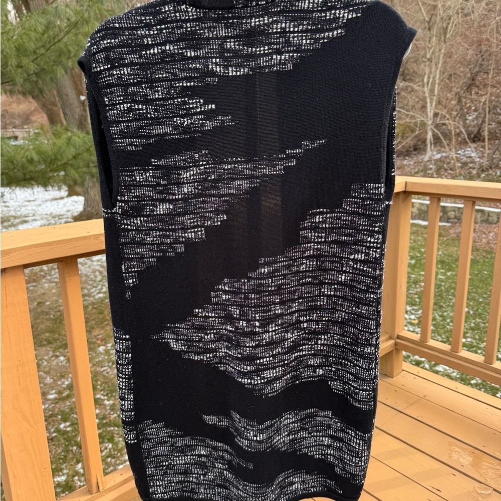 Chicos Woman’s Black and White Open Front Knit Vest Size 0 (4/6) Abstract Print - Picture 9 of 14
